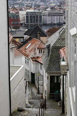Ruelle entre maisons de bois à Bergen, Norvège — Nicolas Marincic