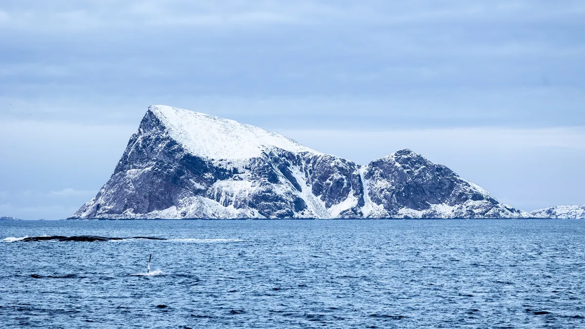 Île enneigée dans la mer de Norvège, Norvège — Nicolas Marincic