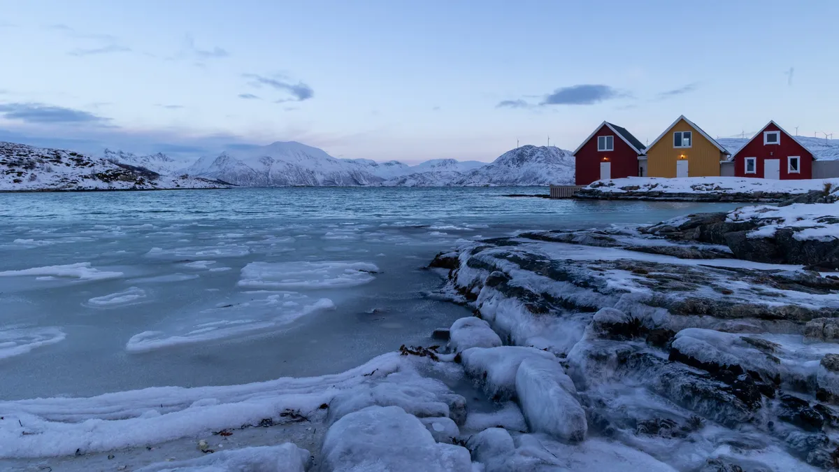 Maisons colorées sur un rivage gelé, Norvège — Nicolas Marincic