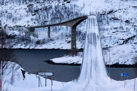 Pont au-dessus d’un fjord enneigé, Norvège — Nicolas Marincic