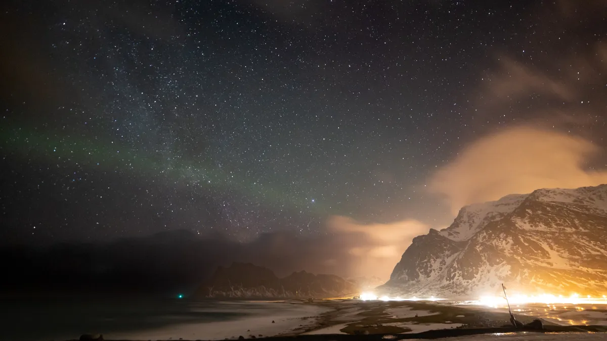 Aurore et falaise illuminée dans la nuit, Norvège — Nicolas Marincic