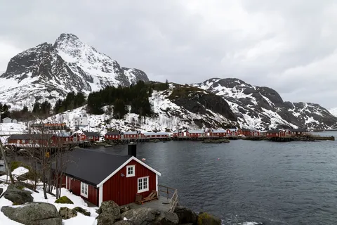 Rorbu rouge au bord d’un fjord des Lofoten, Norvège — Nicolas Marincic