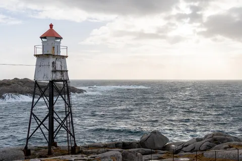 Phare sur pilotis face à la mer agitée, Norvège — Nicolas Marincic