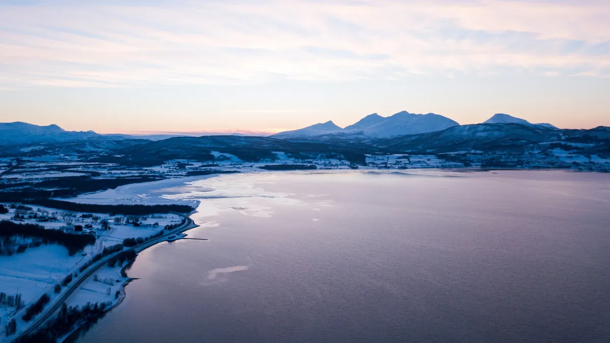 Fjord enneigé au crépuscule, Norvège — Nicolas Marincic