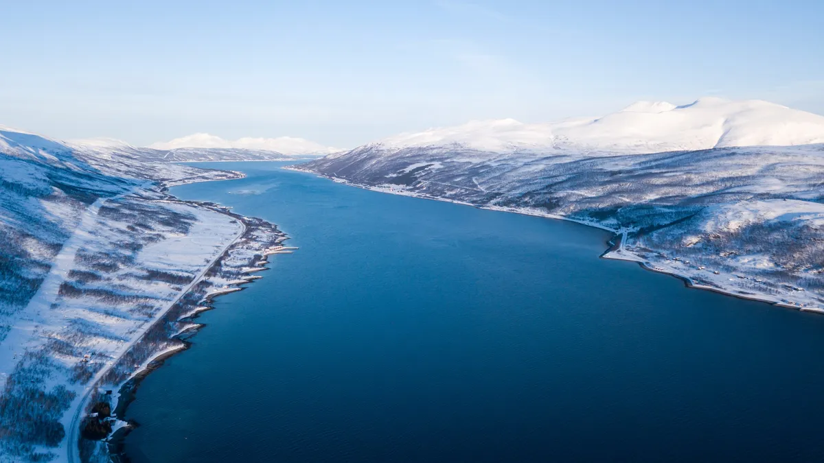 Fjord bleu entre les collines enneigées, Norvège — Nicolas Marincic