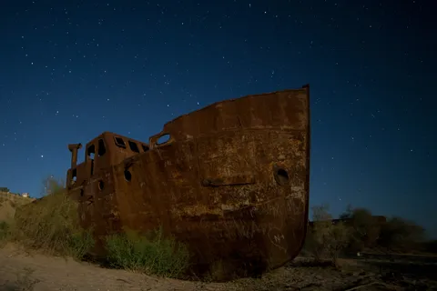 Épave rouillée sous les étoiles à Moynaq, Ouzbékistan — Nicolas Marincic