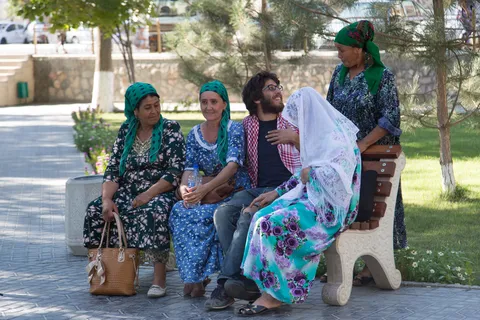 Femmes en robes traditionnelles sur un banc, Ouzbékistan — Nicolas Marincic