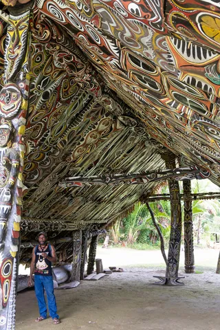 Haus tambaran au pignon peint, Sepik oriental, Papouasie — Nicolas Marincic