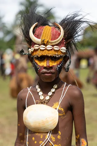 Child with face paint in festival dress, Papua — Nicolas Marincic