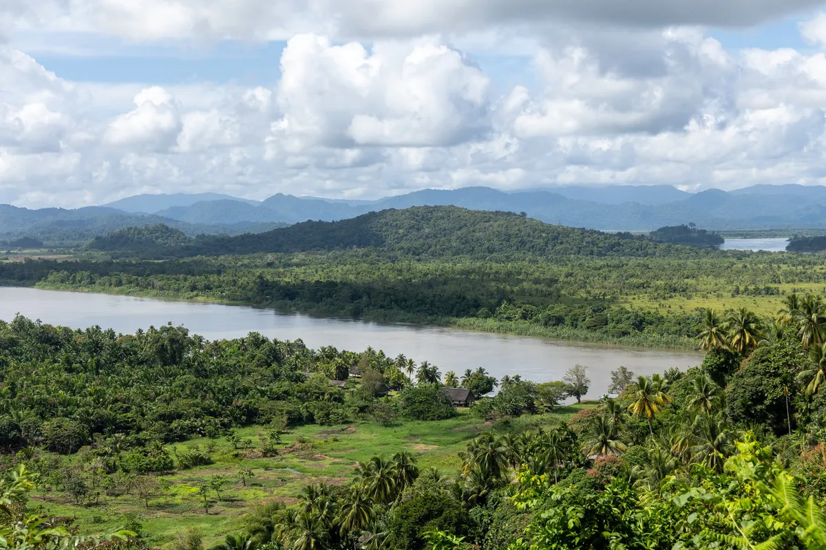 River winding through forested hills, Papua — Nicolas Marincic