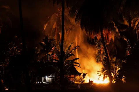 Feu nocturne sous les palmiers, Papouasie — Nicolas Marincic
