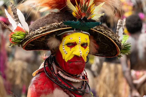 Huli man with yellow and red face paint, Papua — Nicolas Marincic