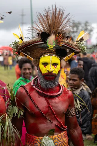 Huli man in festival dress, Papua — Nicolas Marincic