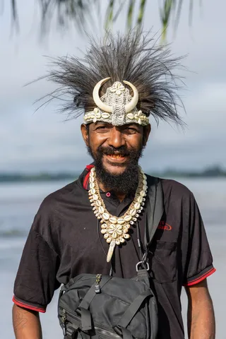 Sepik man in cassowary feather headdress and shell necklace, Papua — Nicolas Marincic