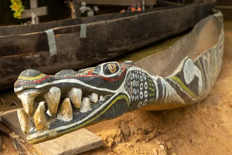 Crocodile-head canoe prow, Sepik, Papua — Nicolas Marincic