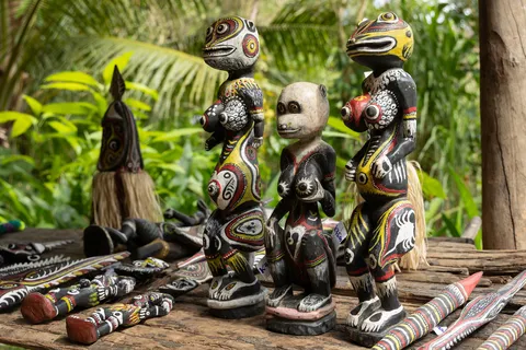 Carved and painted Sepik figures, Papua — Nicolas Marincic