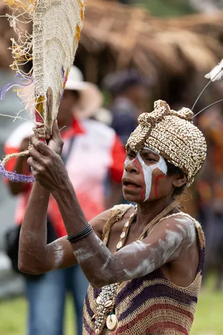 Woman with a feather fan, Crocodile Festival, Papua — Nicolas Marincic