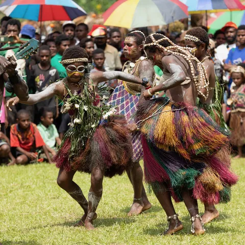 Women dancing in grass skirts, Crocodile Festival, Papua — Nicolas Marincic