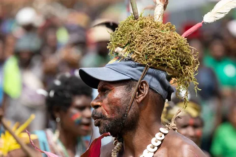 Moss headdress over a cap, in profile, Papua — Nicolas Marincic
