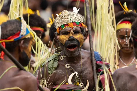 Singer with yellow-painted face, Papua — Nicolas Marincic