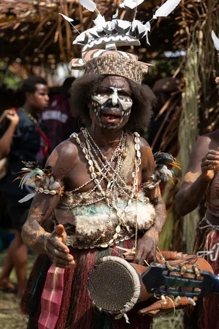 White-faced dancer with kundu drum, Papua — Nicolas Marincic