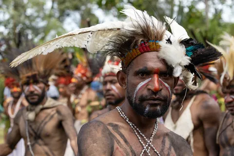 Warrior with shell headdress, Mount Hagen Show, Papua — Nicolas Marincic