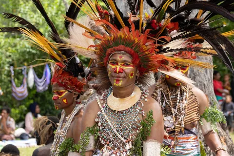 Woman in an orange feather crown, Mount Hagen Show, Papua — Nicolas Marincic