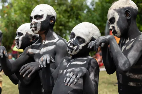 Skeleton-painted children, Mount Hagen Show, Papua — Nicolas Marincic