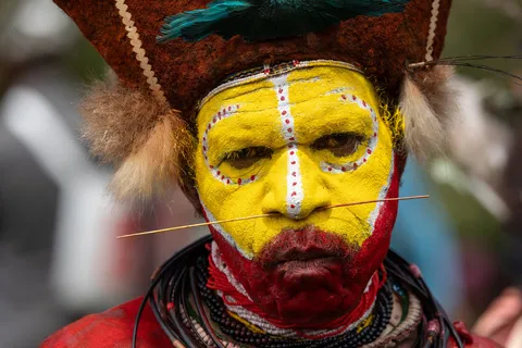 Huli wigman with yellow-painted face, Papua — Nicolas Marincic