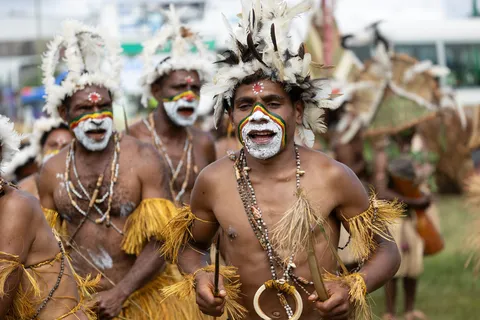 Dancers with white feather crowns, Mount Hagen Show, Papua — Nicolas Marincic