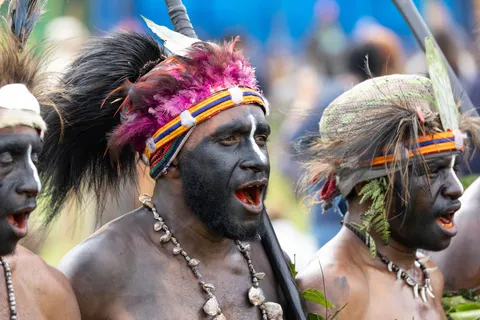 Black-painted faces shouting, Mount Hagen Show, Papua — Nicolas Marincic