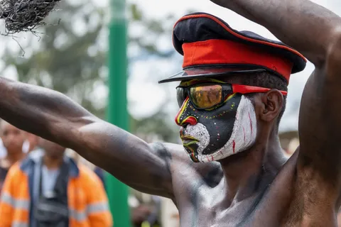 Warrior in a red cap and sunglasses, Mount Hagen Show, Papua — Nicolas Marincic
