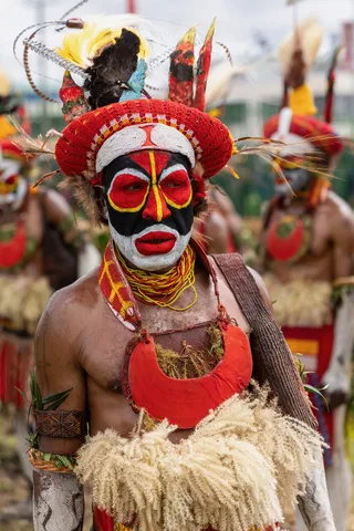 Black and red mask face, red headdress, Mount Hagen Show, Papua — Nicolas Marincic
