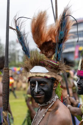 Black face with plumes and spear, Mount Hagen Show, Papua — Nicolas Marincic