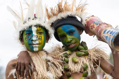 Girls with flag-painted faces, Mount Hagen Show, Papua — Nicolas Marincic
