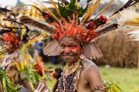 Smiling woman in orange feathers, Mount Hagen Show, Papua — Nicolas Marincic