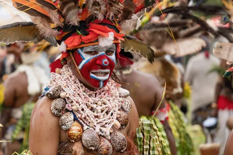 Red and blue painted face with shells, Mount Hagen Show, Papua — Nicolas Marincic