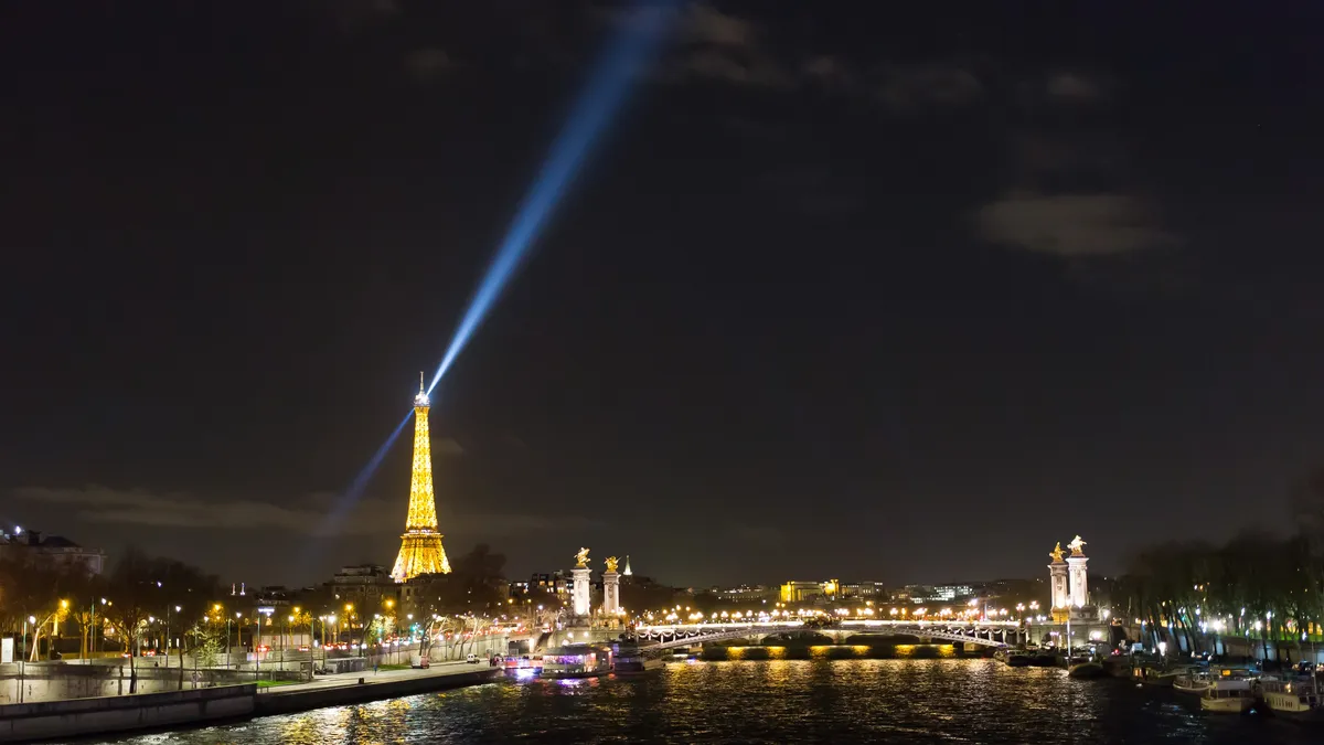 Phare de la tour Eiffel balayant le ciel au-dessus de la Seine, France — Nicolas Marincic