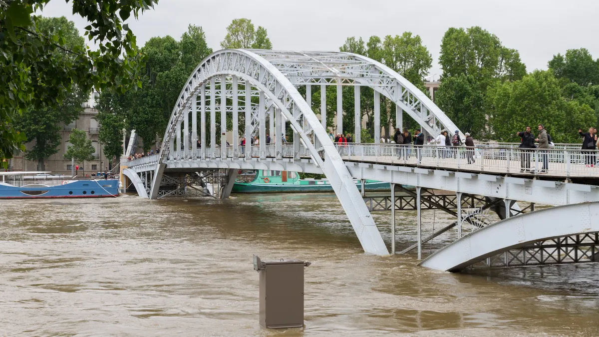 Crue de la Seine de juin 2016 à la passerelle Debilly, France — Nicolas Marincic