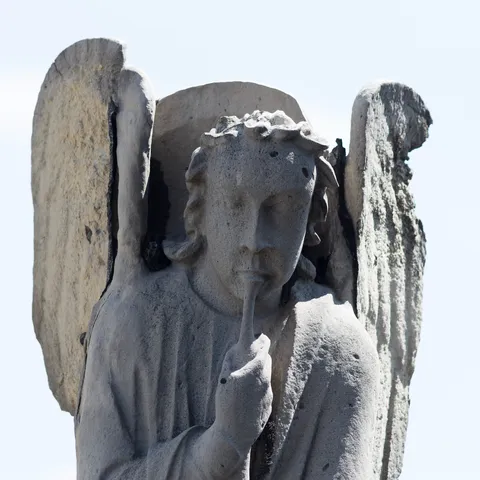 Ange au doigt sur les lèvres, tours de Notre-Dame, France — Nicolas Marincic