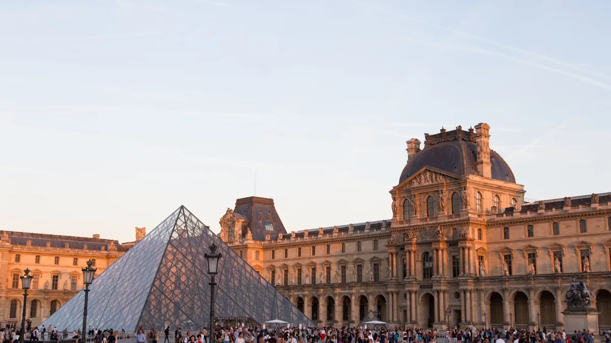 Pyramide du Louvre et cour Napoléon dans la lumière du soir, France — Nicolas Marincic