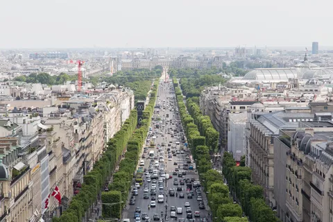 Les Champs-Élysées depuis le sommet de l’Arc de triomphe, France — Nicolas Marincic