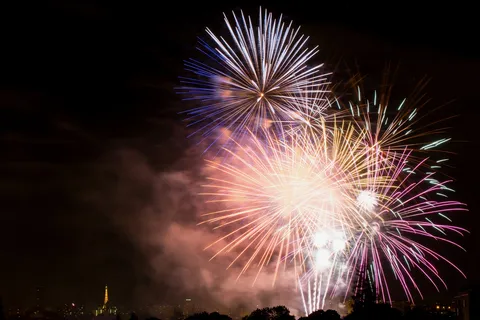 Feu d’artifice sur Paris, la tour Eiffel à l’horizon, France — Nicolas Marincic