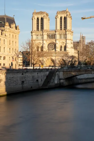 Notre-Dame en restauration depuis la Seine, lumière du soir, France — Nicolas Marincic