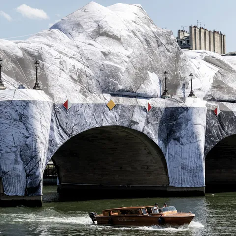 Pont-Neuf emballé en « Caverne » par JR, un bateau passe dessous, France — Nicolas Marincic