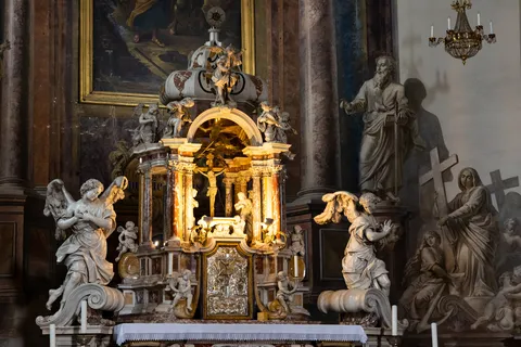 Baroque altar with marble angels, Ljubljana, Slovenia — Nicolas Marincic