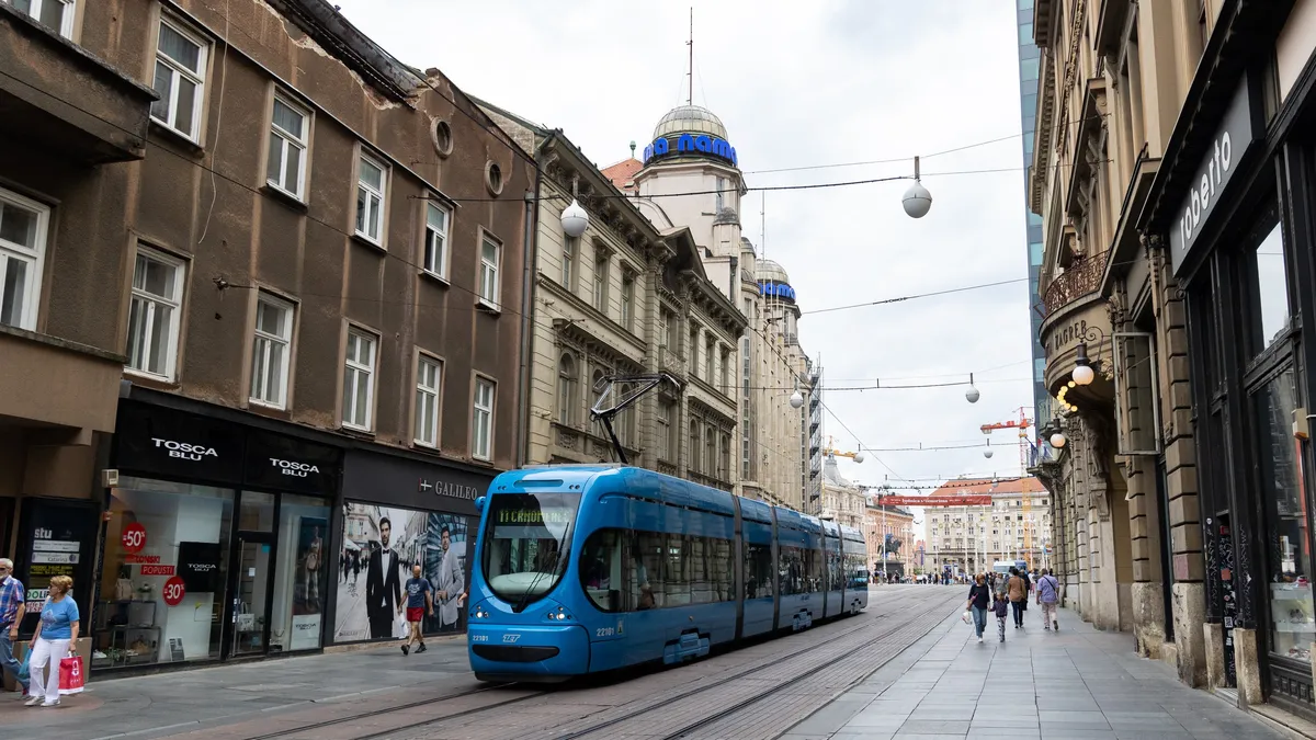 Tramway bleu dans la rue Ilica, Zagreb, Croatie — Nicolas Marincic