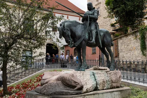 Statue de saint Georges et le dragon, ville haute de Zagreb, Croatie — Nicolas Marincic