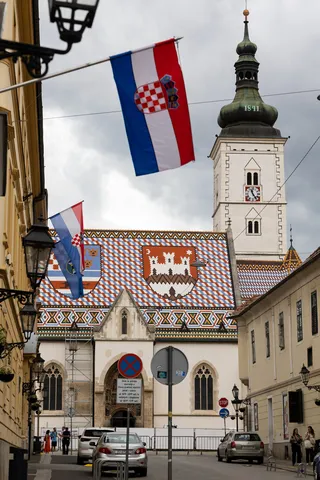 Drapeau croate et toit de l’église Saint-Marc, Zagreb, Croatie — Nicolas Marincic