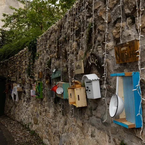 Mur de nichoirs et d’objets insolites, ville haute de Zagreb, Croatie — Nicolas Marincic